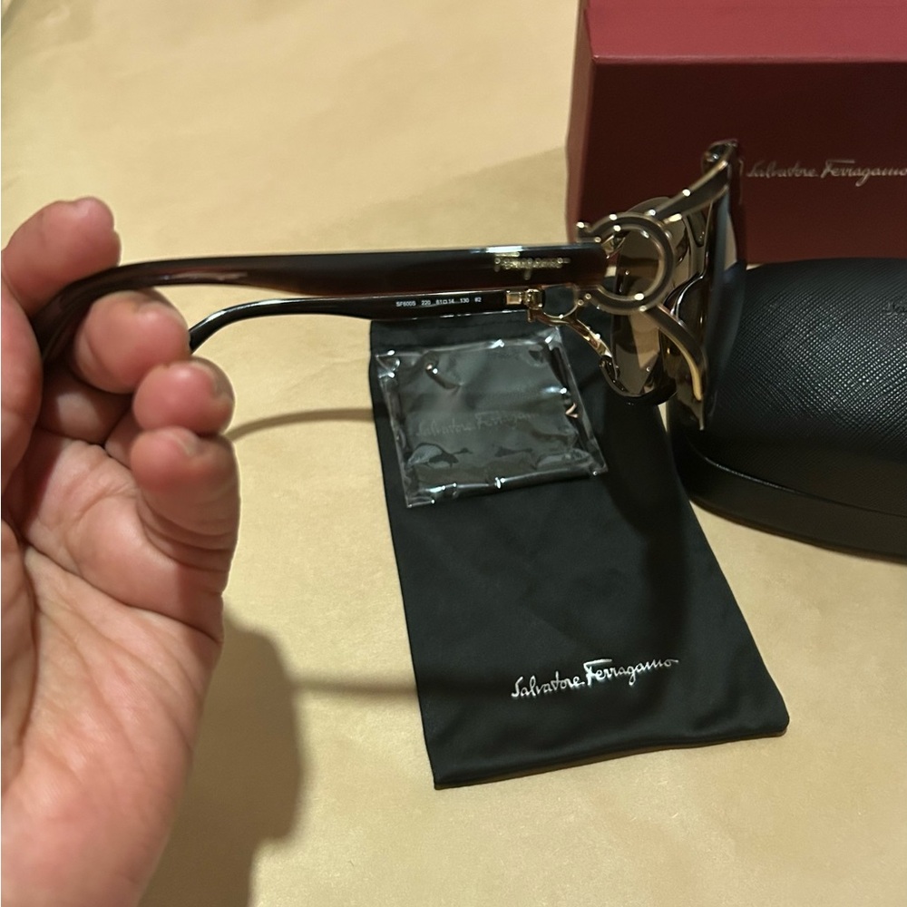 Salvatore Ferragamo Oval Oversized Classic Sunglasses - Picture 6 of 7